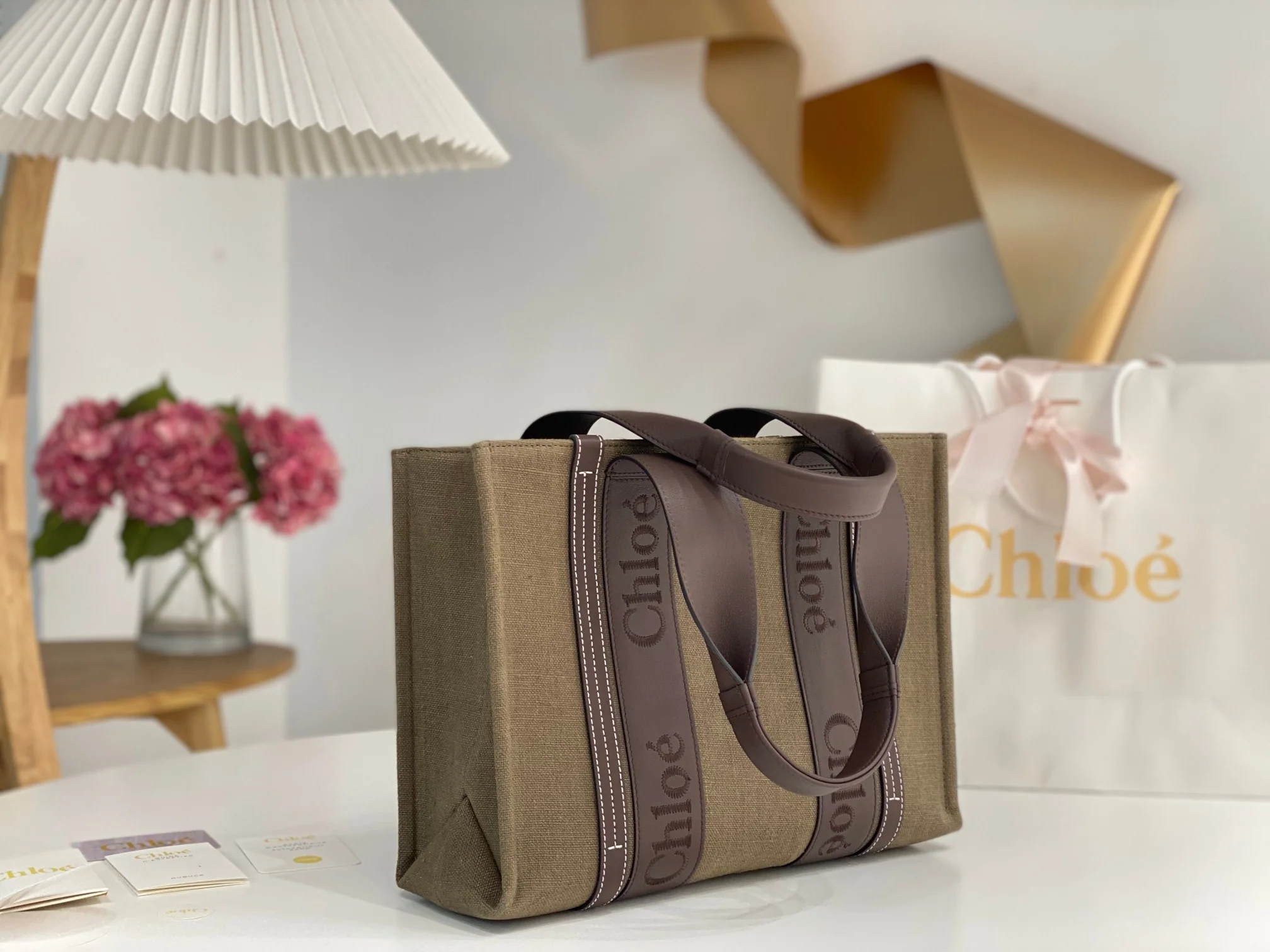 Новинка весны 2023 года от Chloe - сумка-тоут Woody - льняная кожа, цвет хаки с коричневыми вставками - средний размер