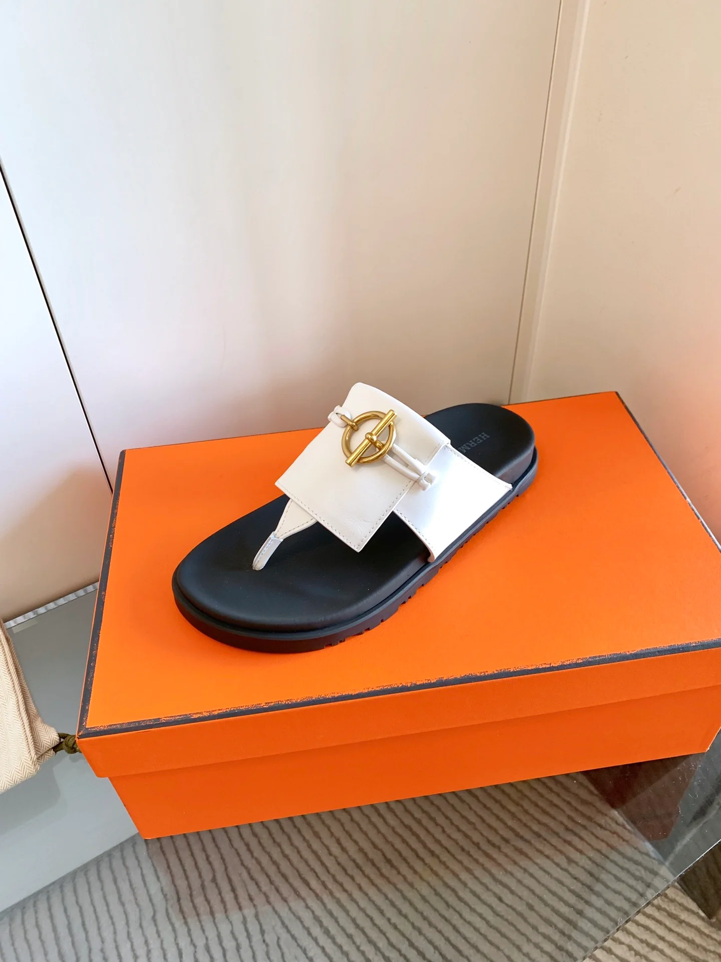 Hermes - Металлические шлепанцы с кольцом - Белые