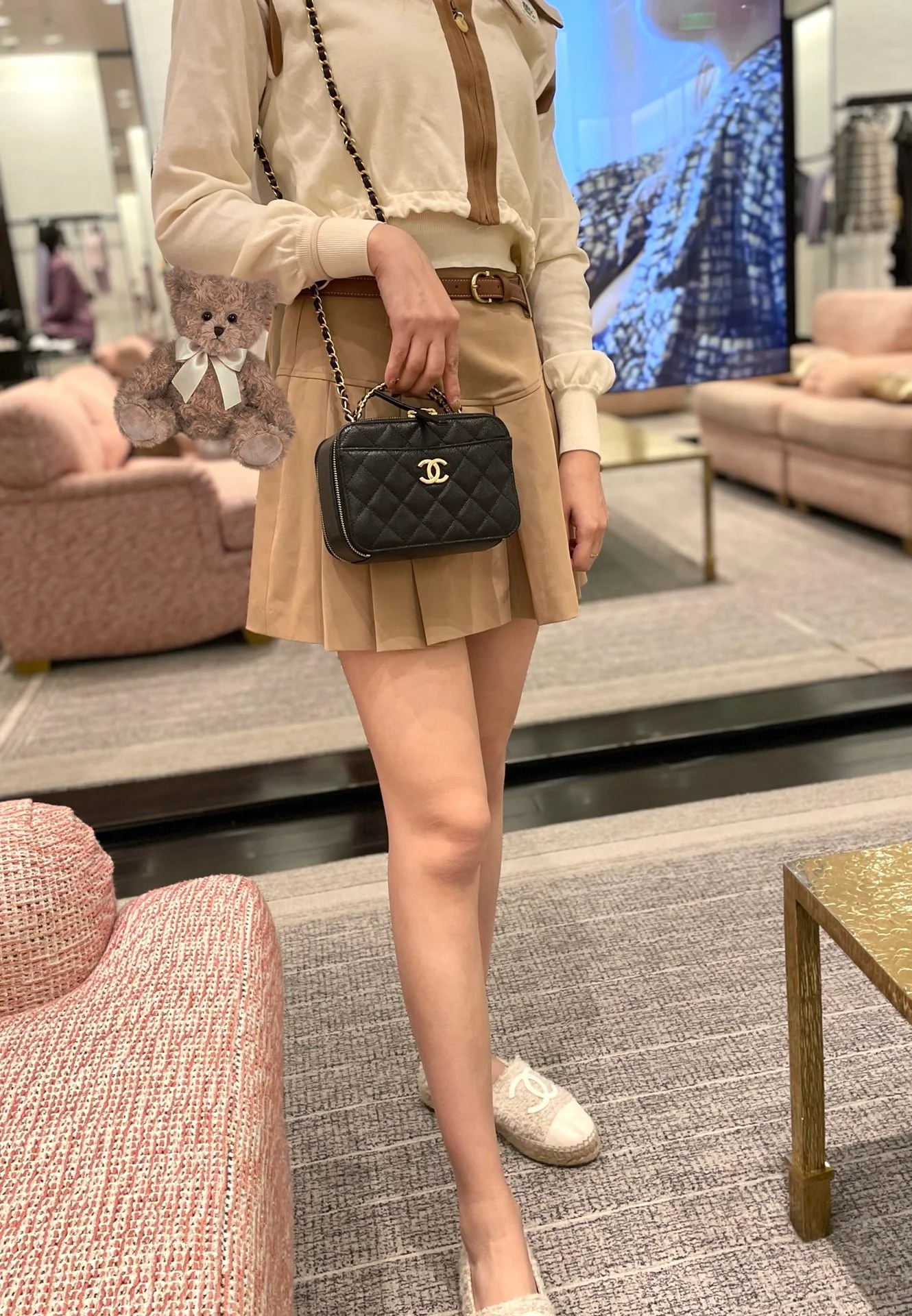 Chanel - Новая сумка-фотоаппарат с ручкой в ??виде буквы - Сумка-коробочка - Фотографии в действии