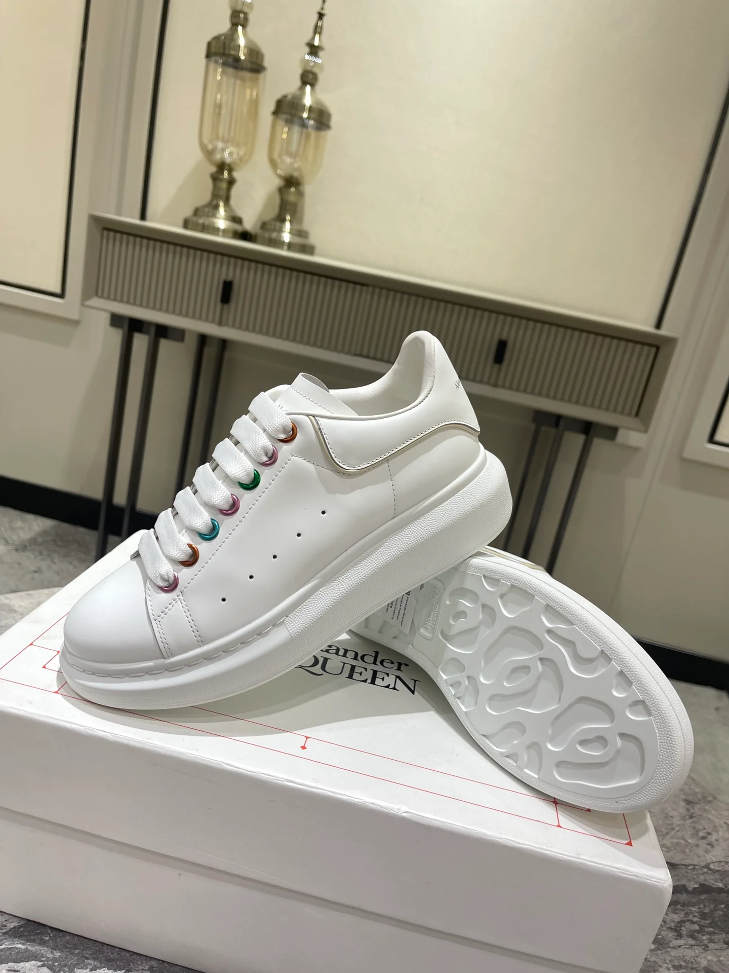 Классические белые кроссовки McQueen с металлическими радужными люверсами