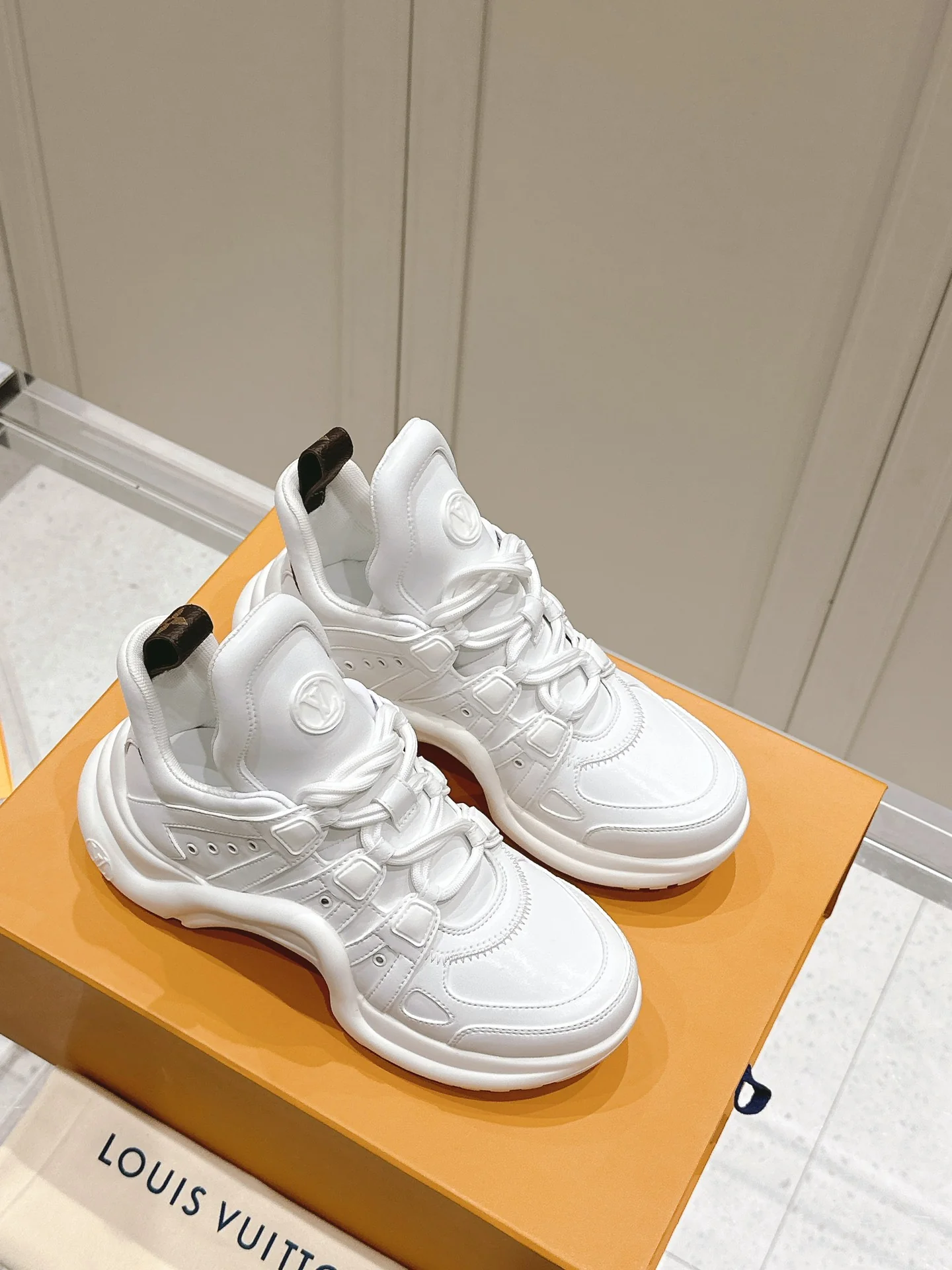 Кроссовки LV-2024 - белые