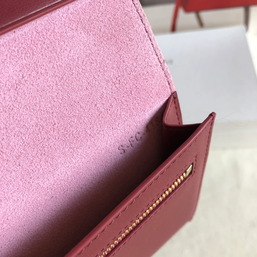 Длинный кошелек Celine — розовый и бордовый — с принтом в виде пальм.