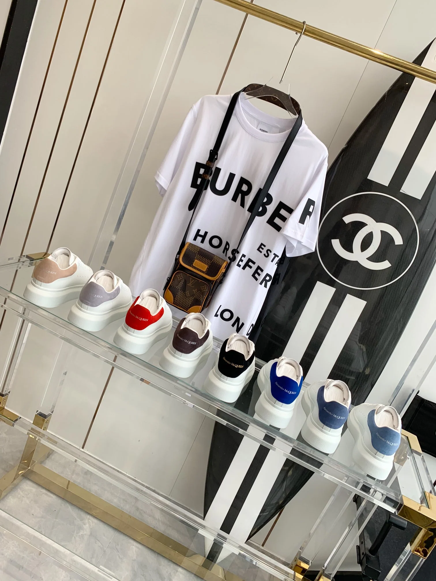 Коллекция классических белых кроссовок McQueen