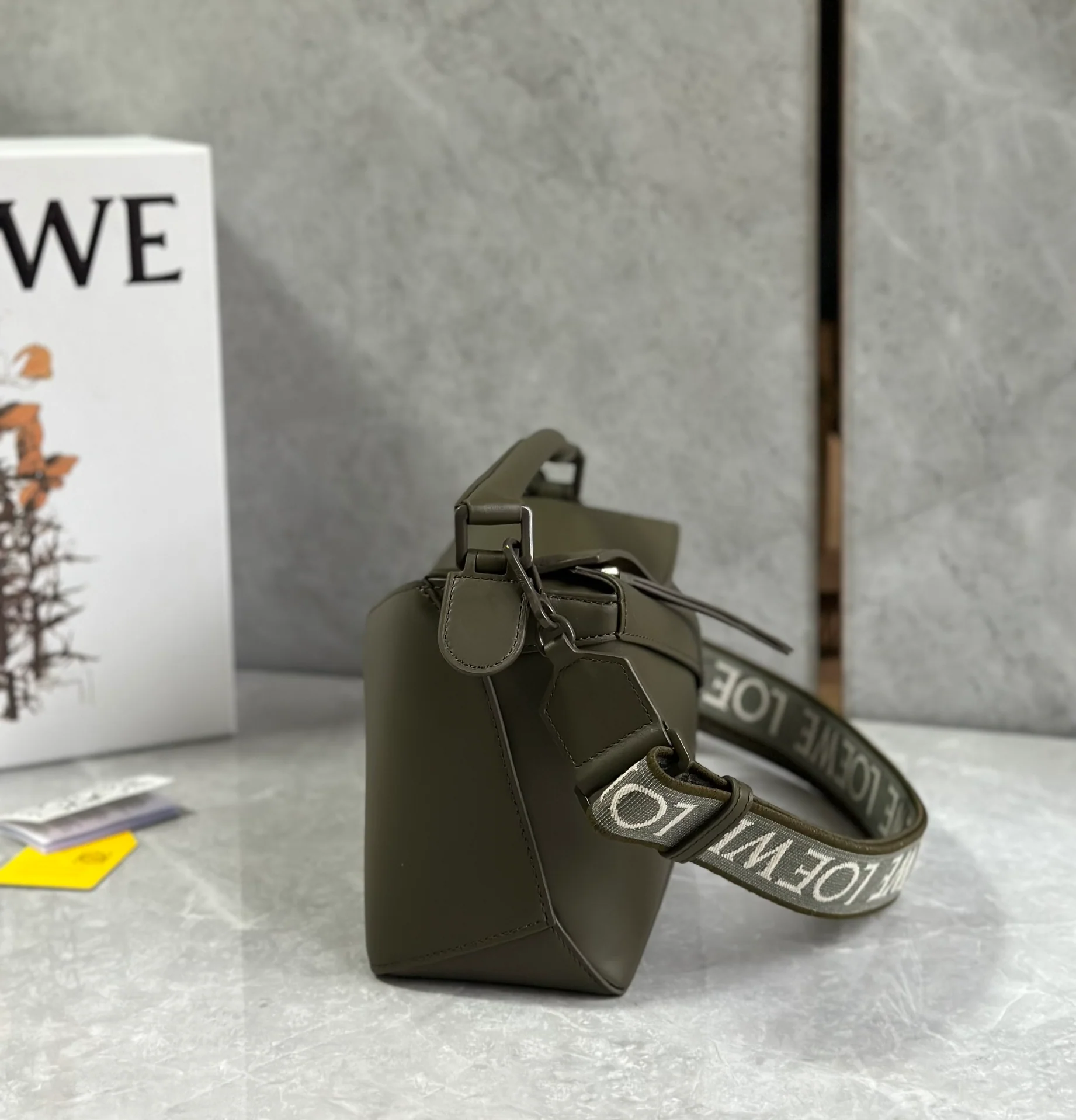 Сумка Loewe Puzzle Geometric с плечевым ремнем в виде буквы — темно-зеленая.