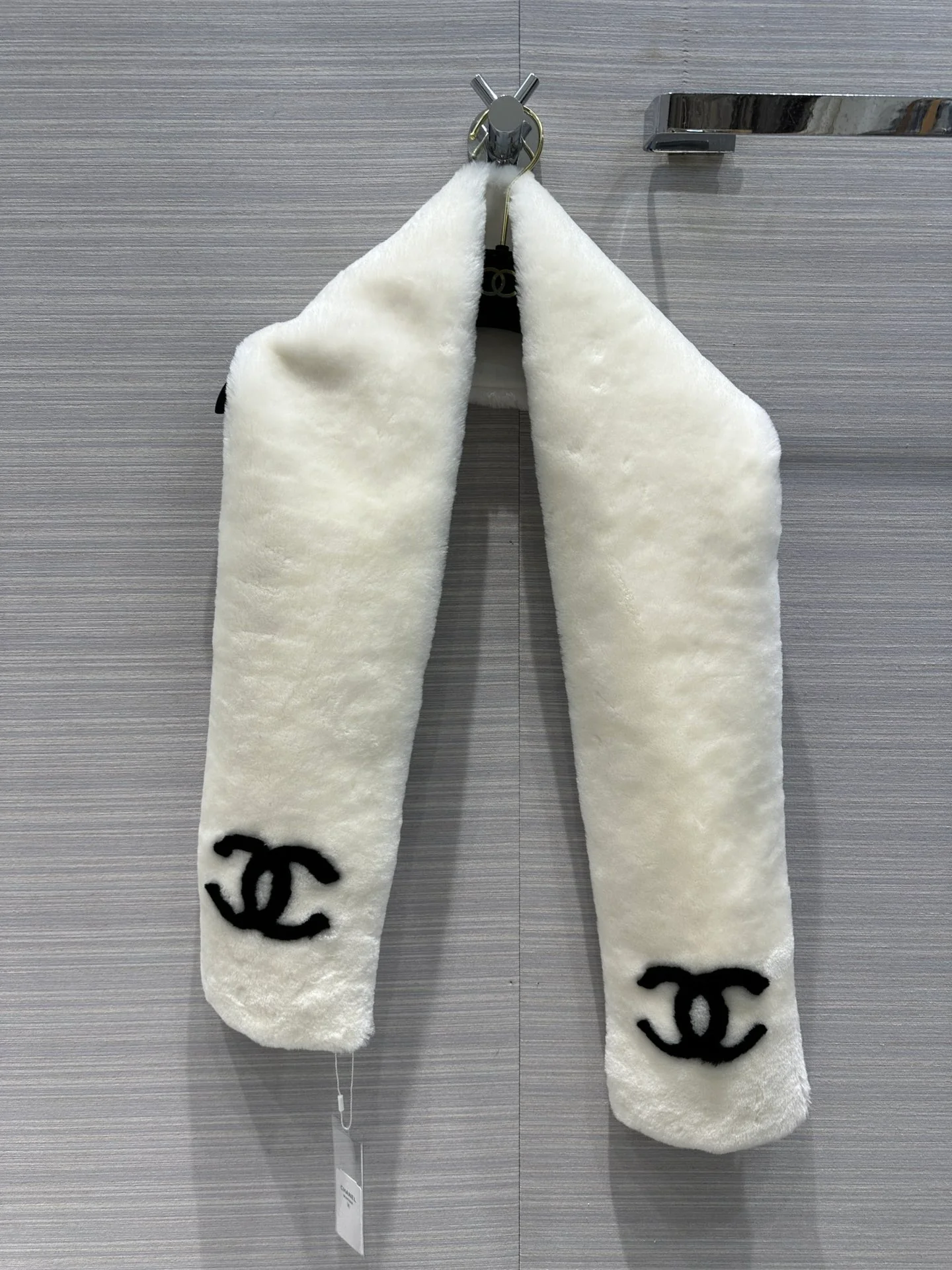 Новый шарф Chanel Double C из коллекции осень/зима 2023 — белый.