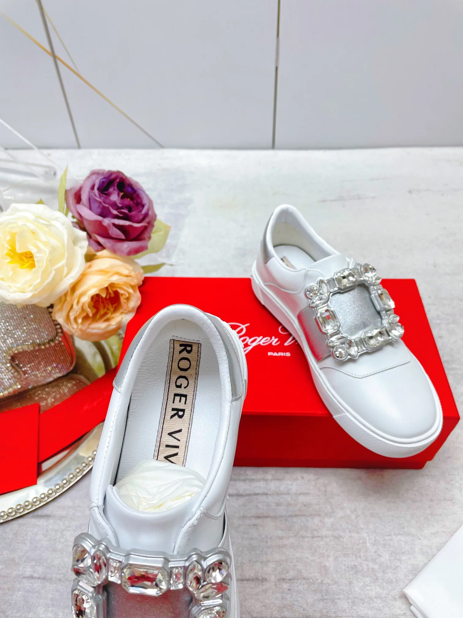 Обувь RV - Новинка весны/лета 2023 - Кожаные кроссовки с пряжкой и стразами / Белые кроссовки