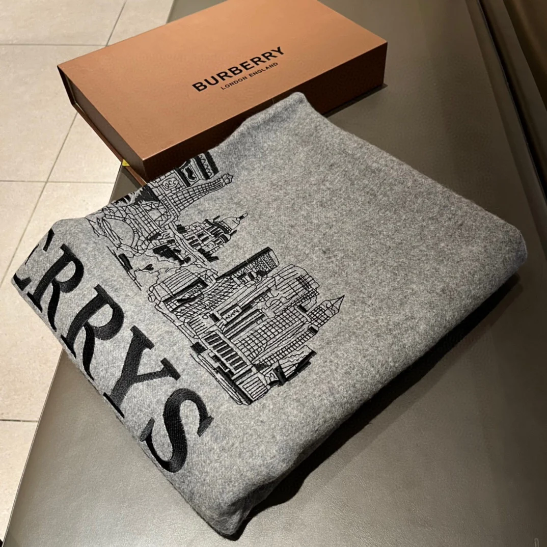 Кашемировая шаль/накидка Burberry с логотипом парижской архитектуры - 80-5-119-5 см - Верхний слой - 100% - Кашемировая вышивка - 100% - Полиэстер. Профессиональная химчистка - 1 шт.