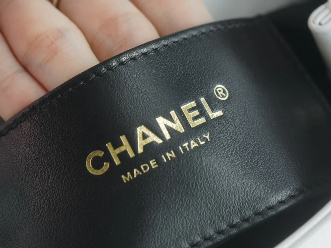 Chanel - Новая большая сумка-мессенджер Double C - Белая