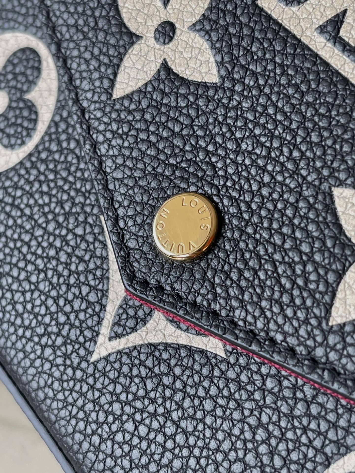 m64064-LV-pochette-felicie-empreinte сумка через плечо с тиснением - черная сетчатая версия