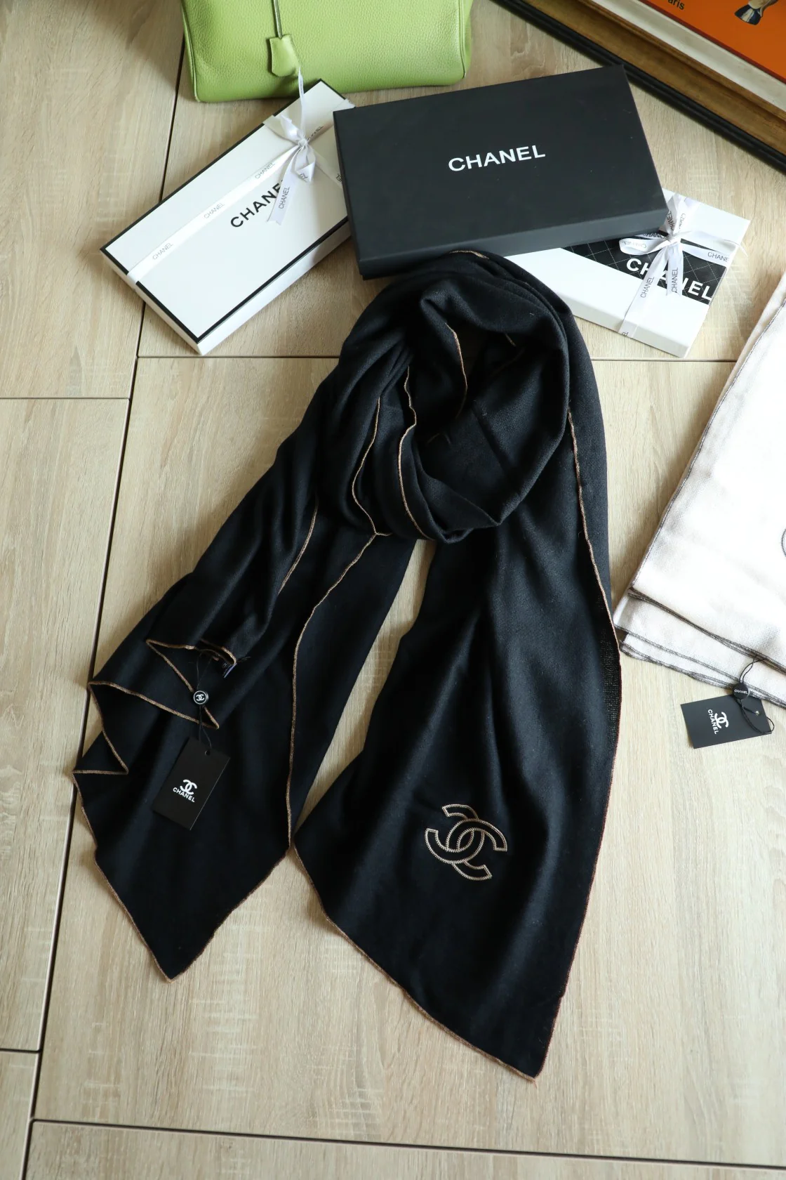 Шарф Chanel с контрастной каймой, 100-200 см, из овечьей шерсти, черный.