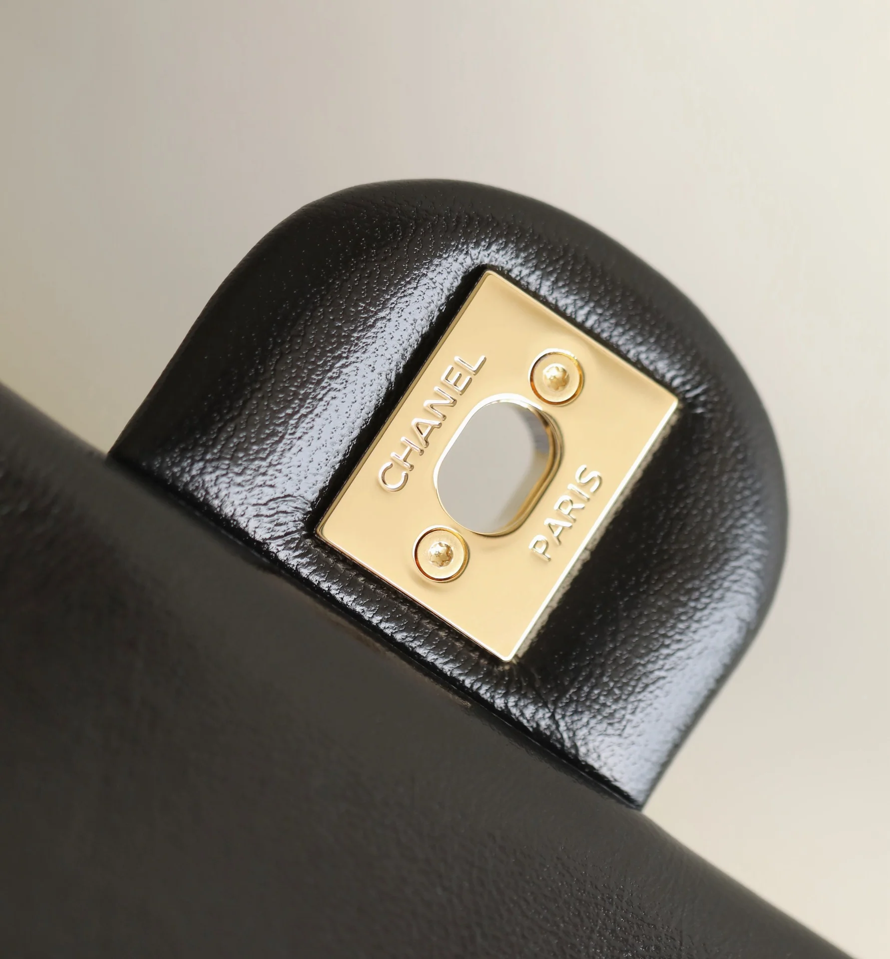 Большая черная сумка Chanel с клапаном и поворотной ручкой.