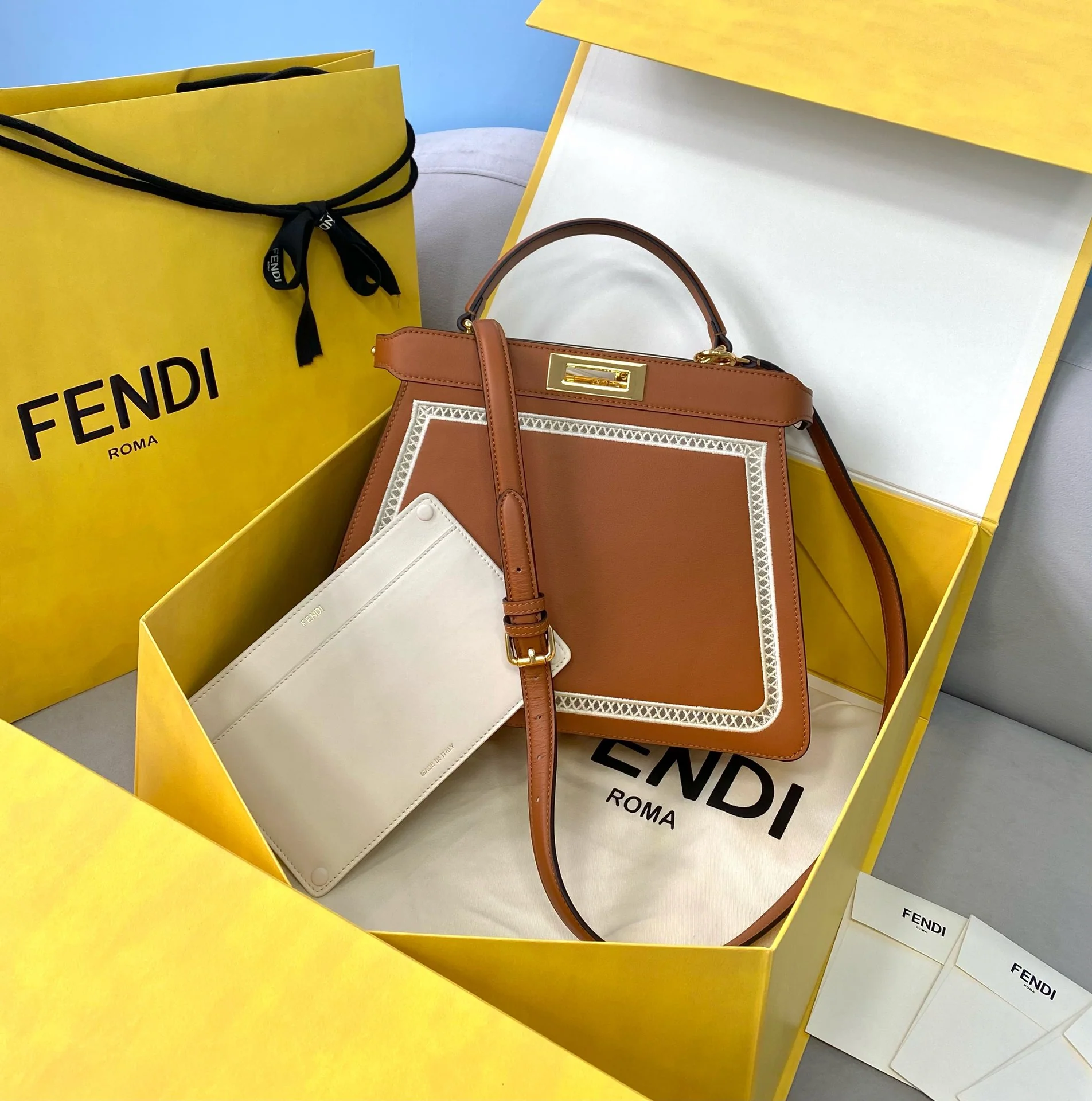Fendi Peekaboo i-seey Средне-коричневая кожаная сумка — 1