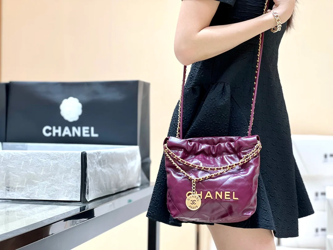 Новинка сезона весна/лето 2023 от Chanel - сумка 22 - мини - бордовый - Фотографии в действии - 1