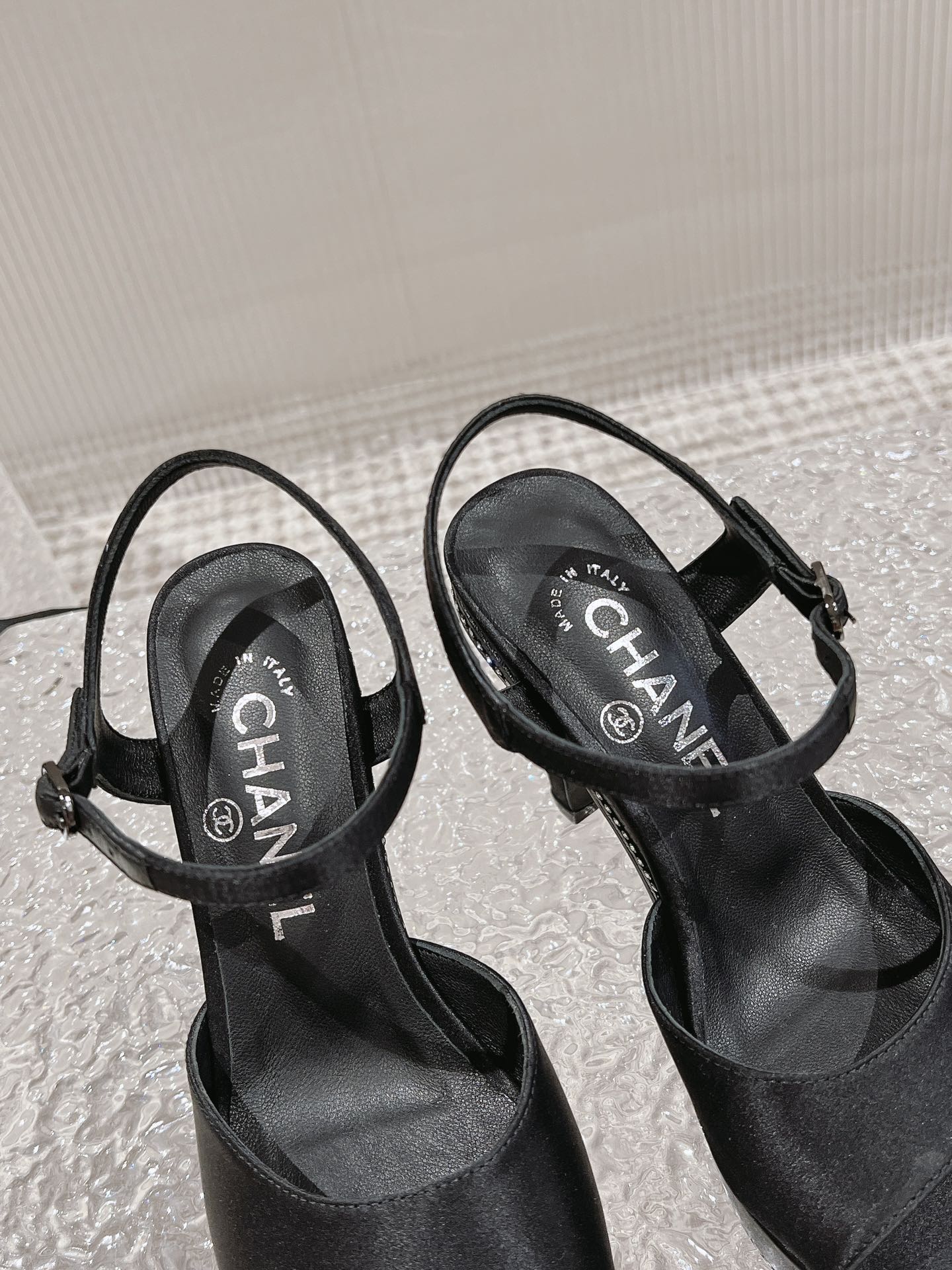 Босоножки Chanel с открытым носком на шпильке - черные