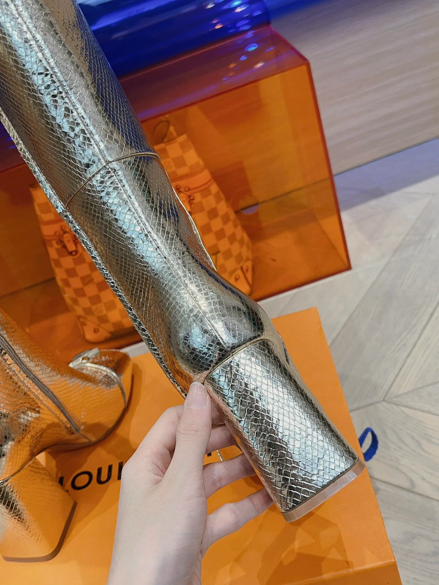 Последние новинки от LV из бутиков сезона осень/зима 2023 — Ботинки с подиума — Массивные ботинки на высоком каблуке — Золотистые