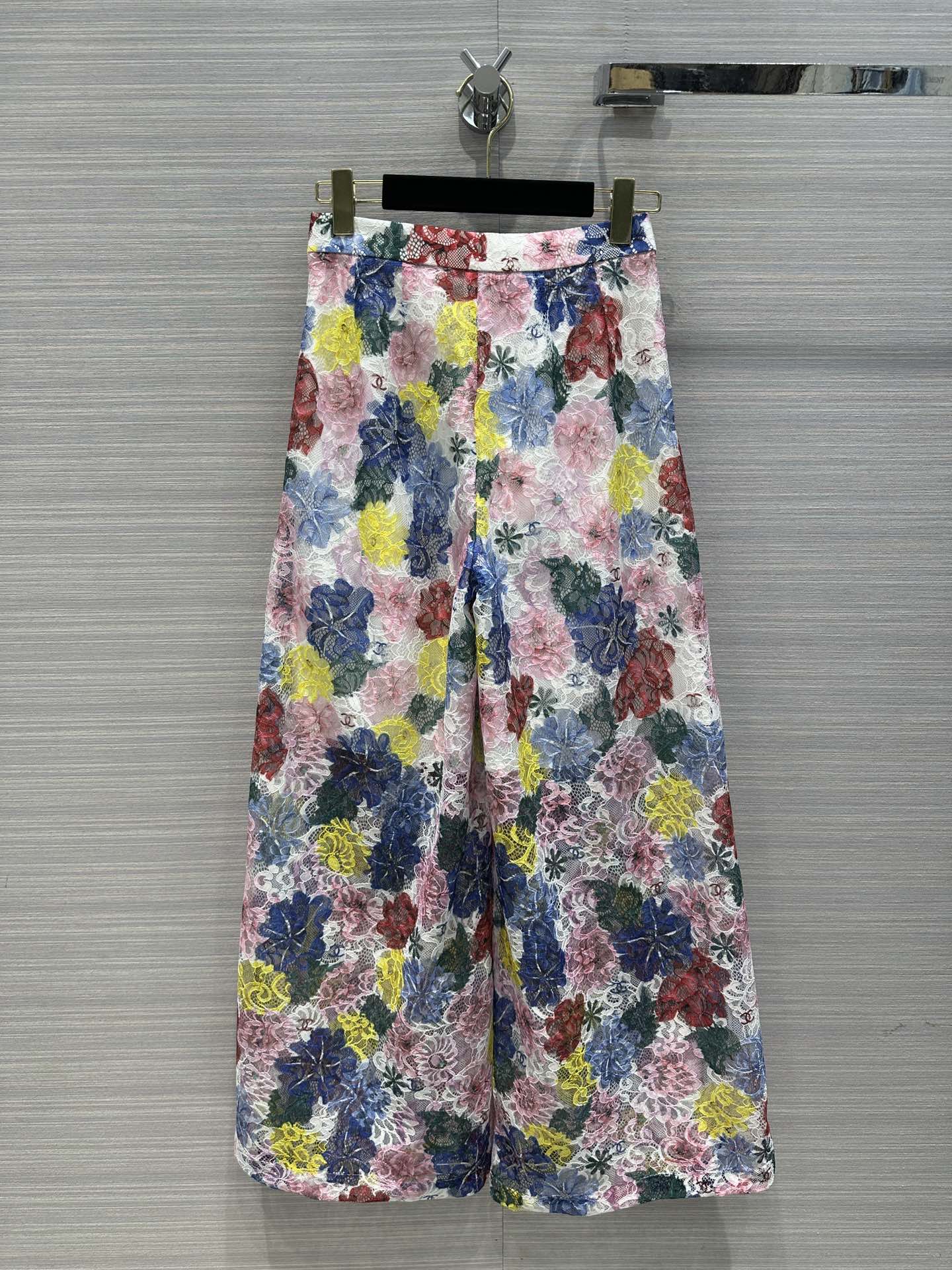 Chanel 2404 - Брюки с широкими штанинами, украшенные кружевным принтом, в стиле 