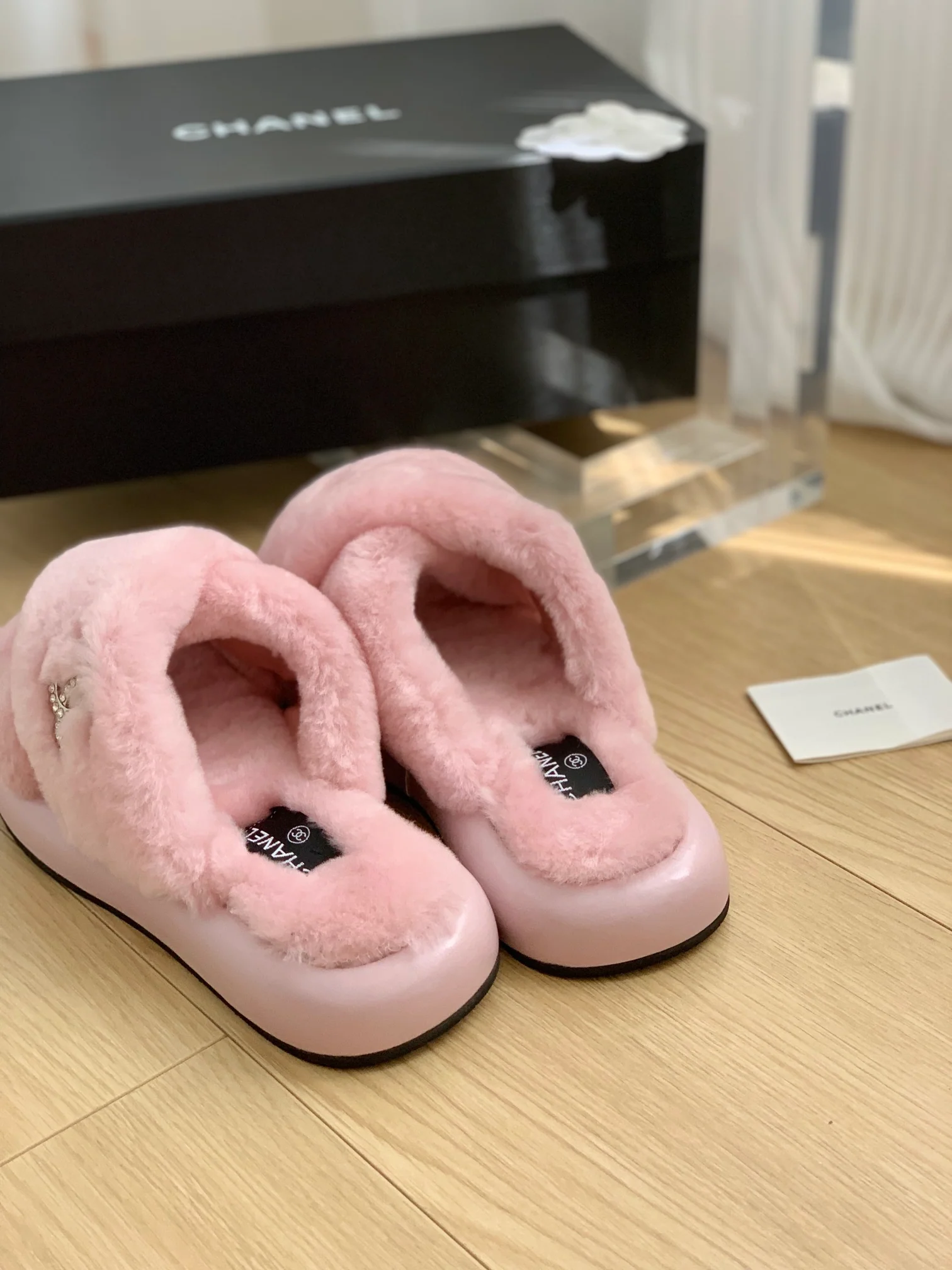 Новинка сезона осень/зима 2023 от Chanel - Классические пушистые тапочки с двойной буквой С - Розовые
