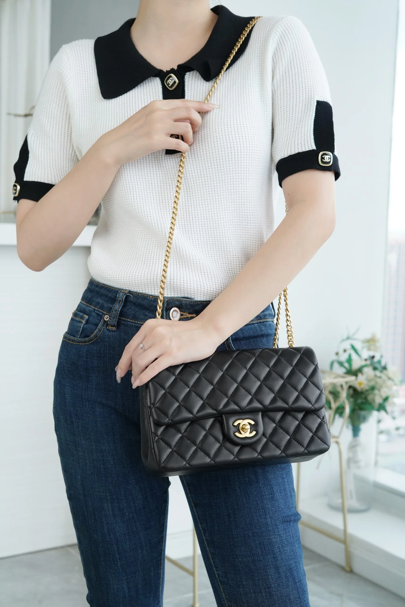 Коллекция Chanel Весна/Лето 2023 - Сумка с регулируемой пряжкой Camellia - CF Flap Bag - Черная - Маленькая