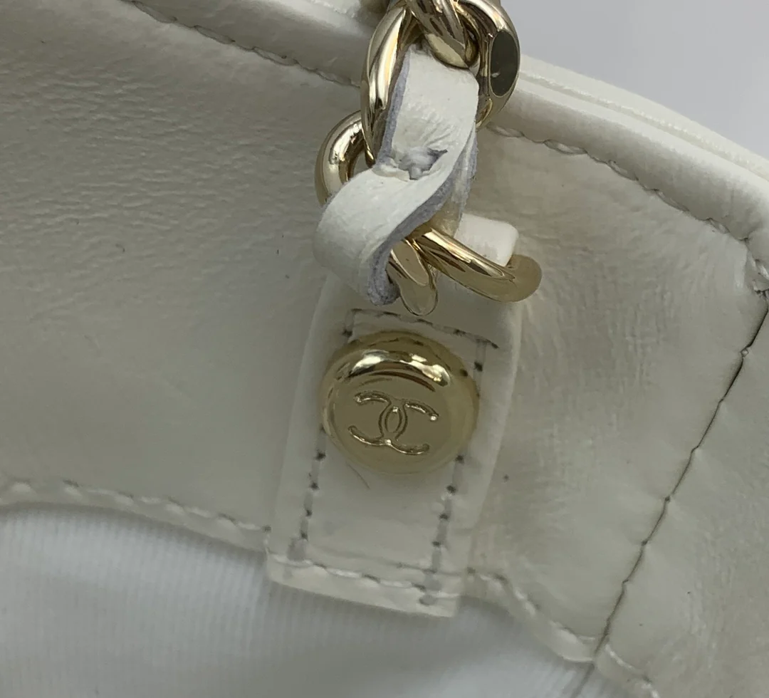 Миниатюрная сумка Chanel из овечьей кожи серии 24c31, белая.