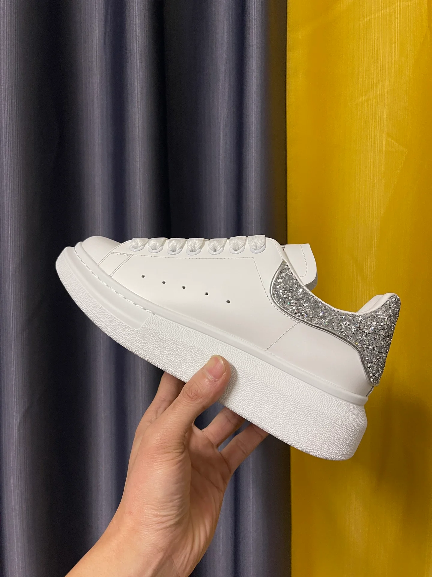 Классические белые кроссовки McQueen - унисекс - переливающийся серебристый задник - премиум-издание