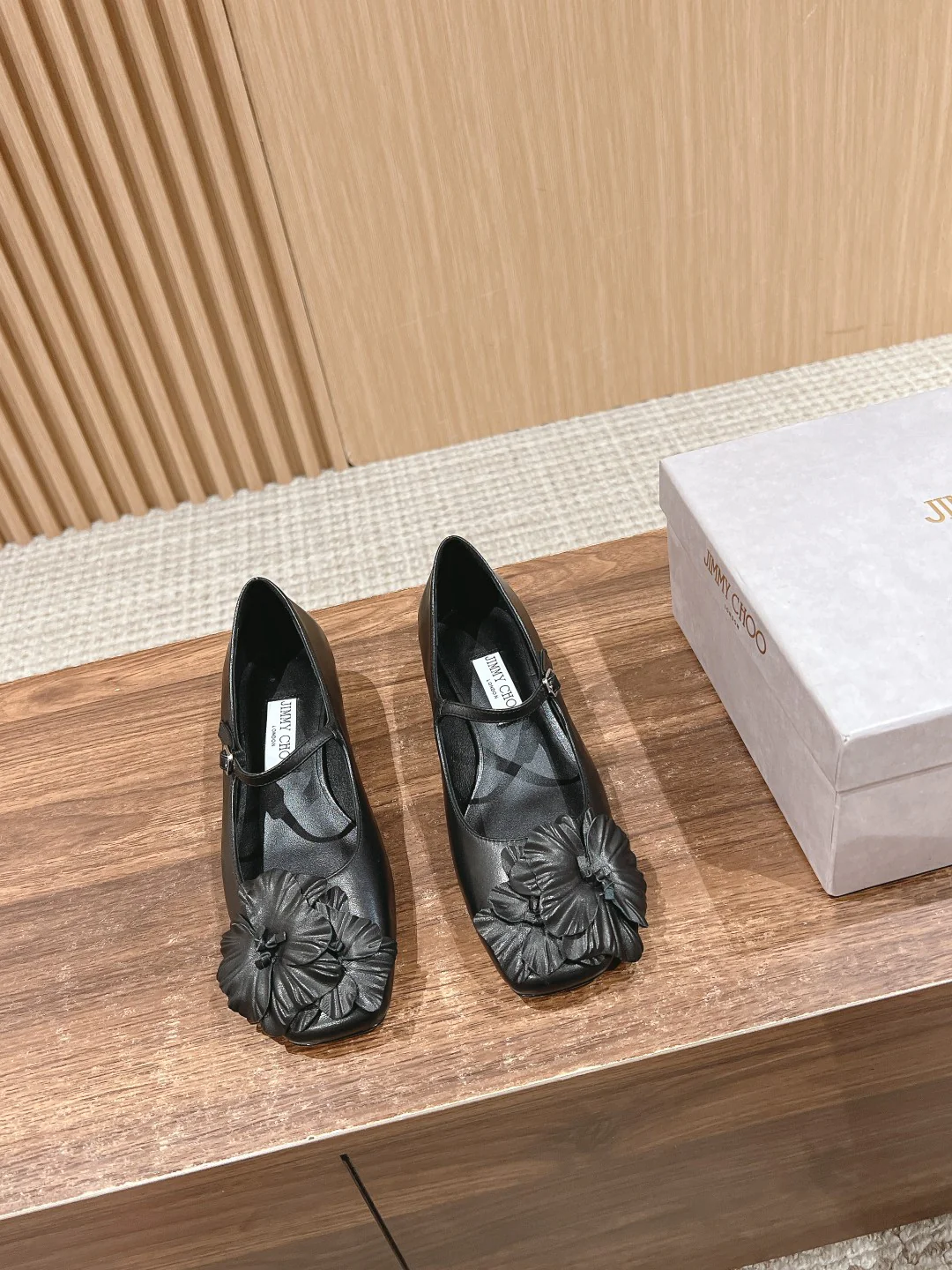 Туфли ?Мэри Джейн? с цветочным принтом от Jimmy - черные.