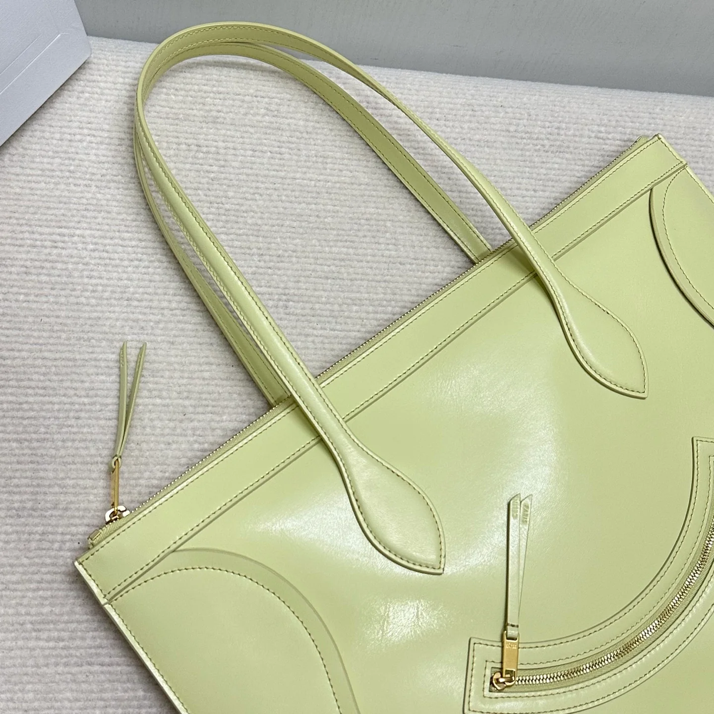 Новинка сезона весна/лето 2026 от Celine - Сумка с изображением смайлика - Желтая