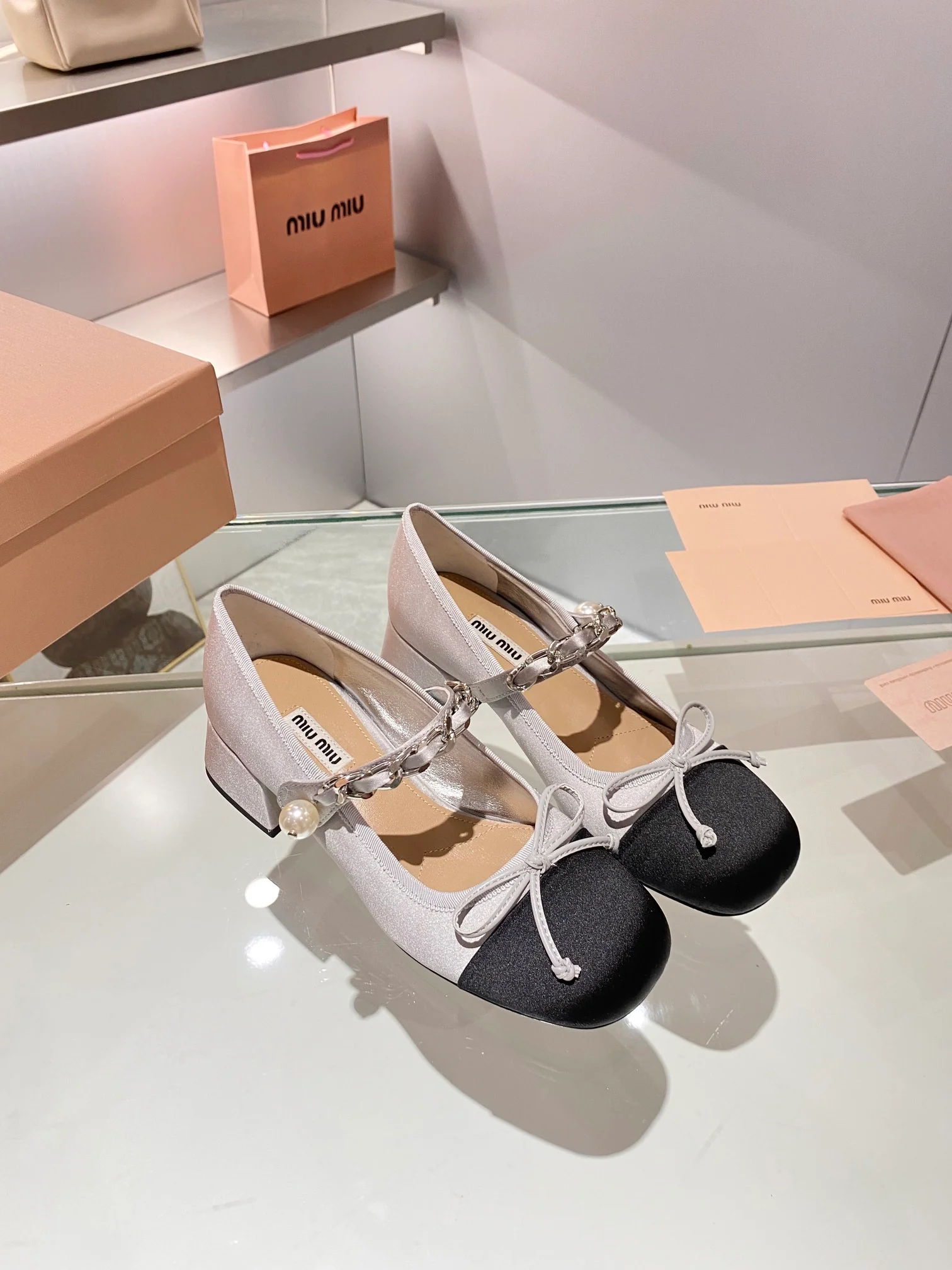 Новинки коллекции Miu Miu осень/зима 2023 - Балетки - Туфли на низком каблуке - Серебристые