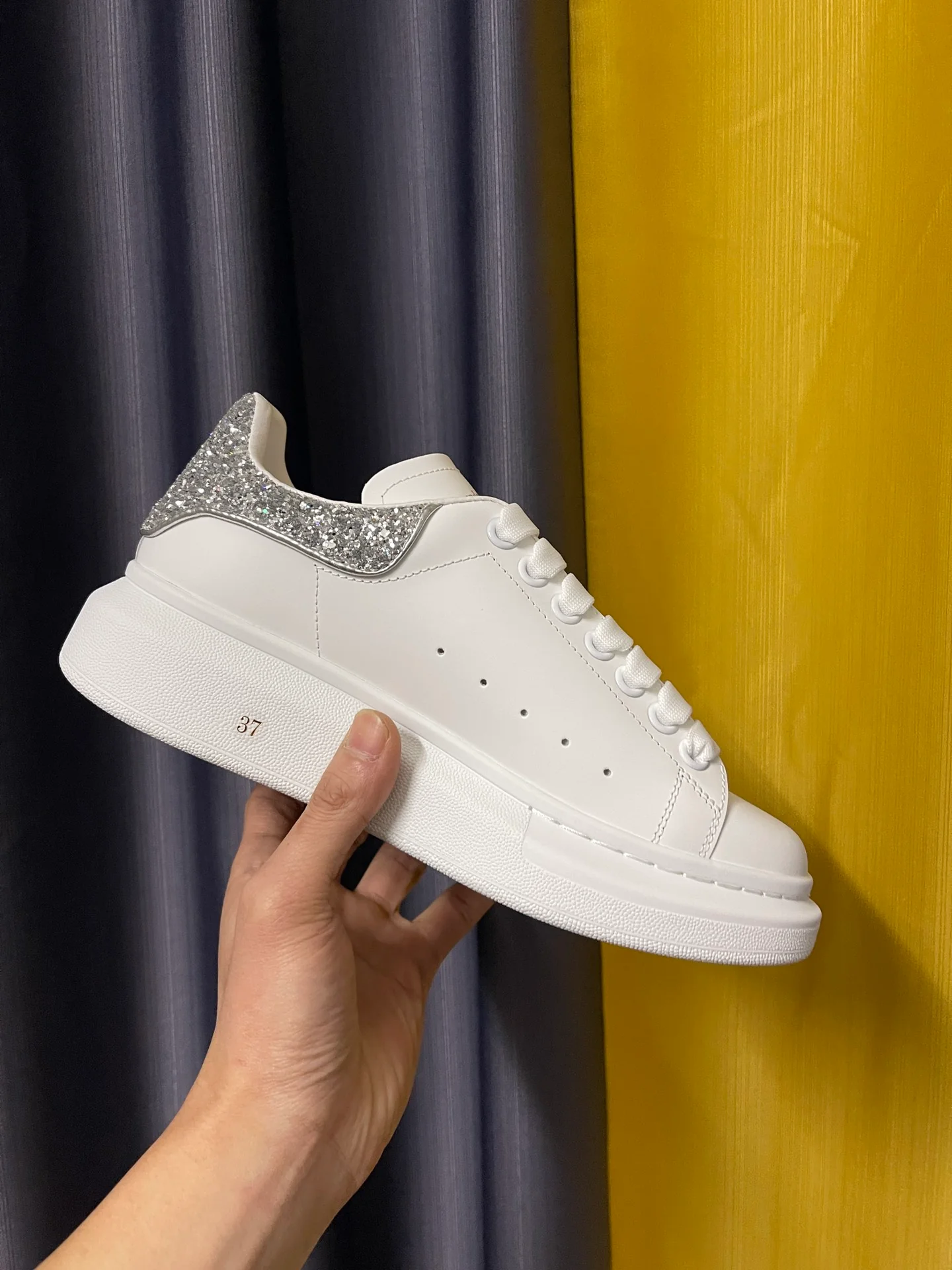 Классические белые кроссовки McQueen - унисекс - переливающийся серебристый задник - премиум-издание