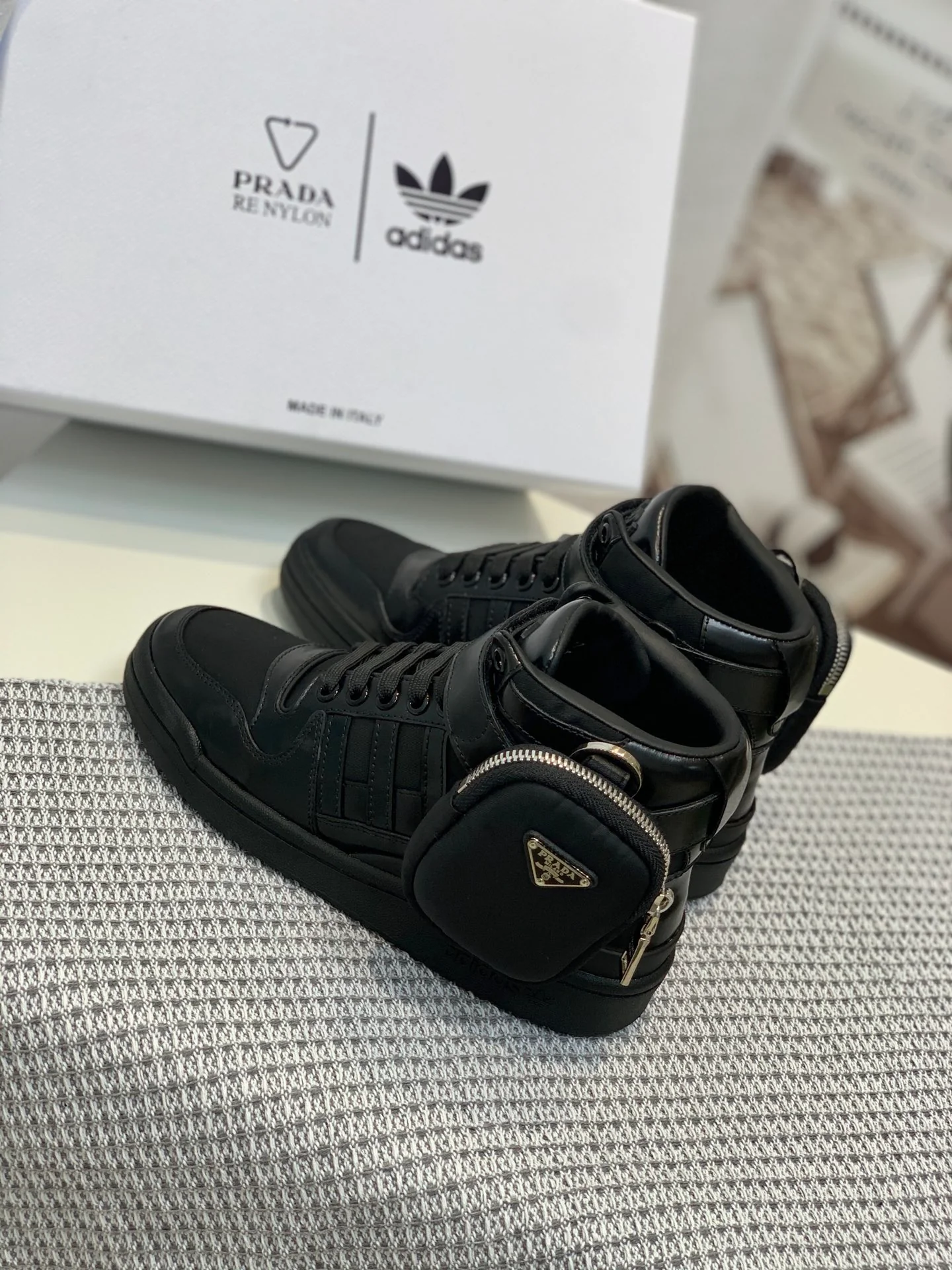 Обувь Prada - результат сотрудничества Prada и Adidas - спортивная и повседневная обувь - черная