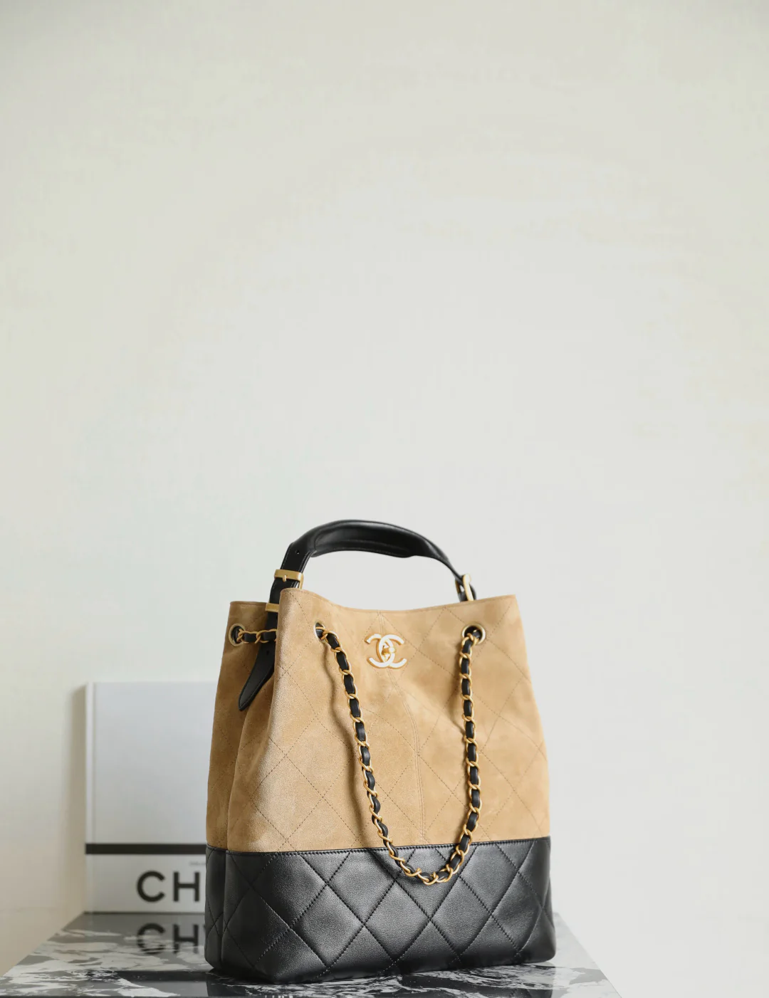 Chanel - Замшевая прямая сумка-шоппер - Коричневая с золотой фурнитурой