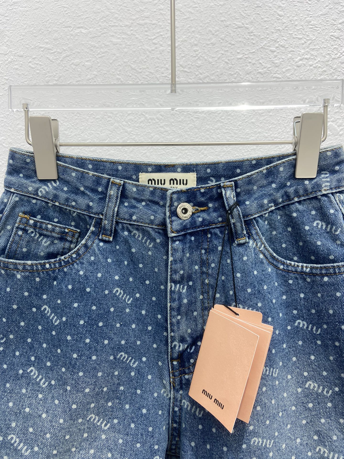 Джинсовые шорты Miu Miu-2404 с высокой талией, облегающего силуэта А-образной формы.