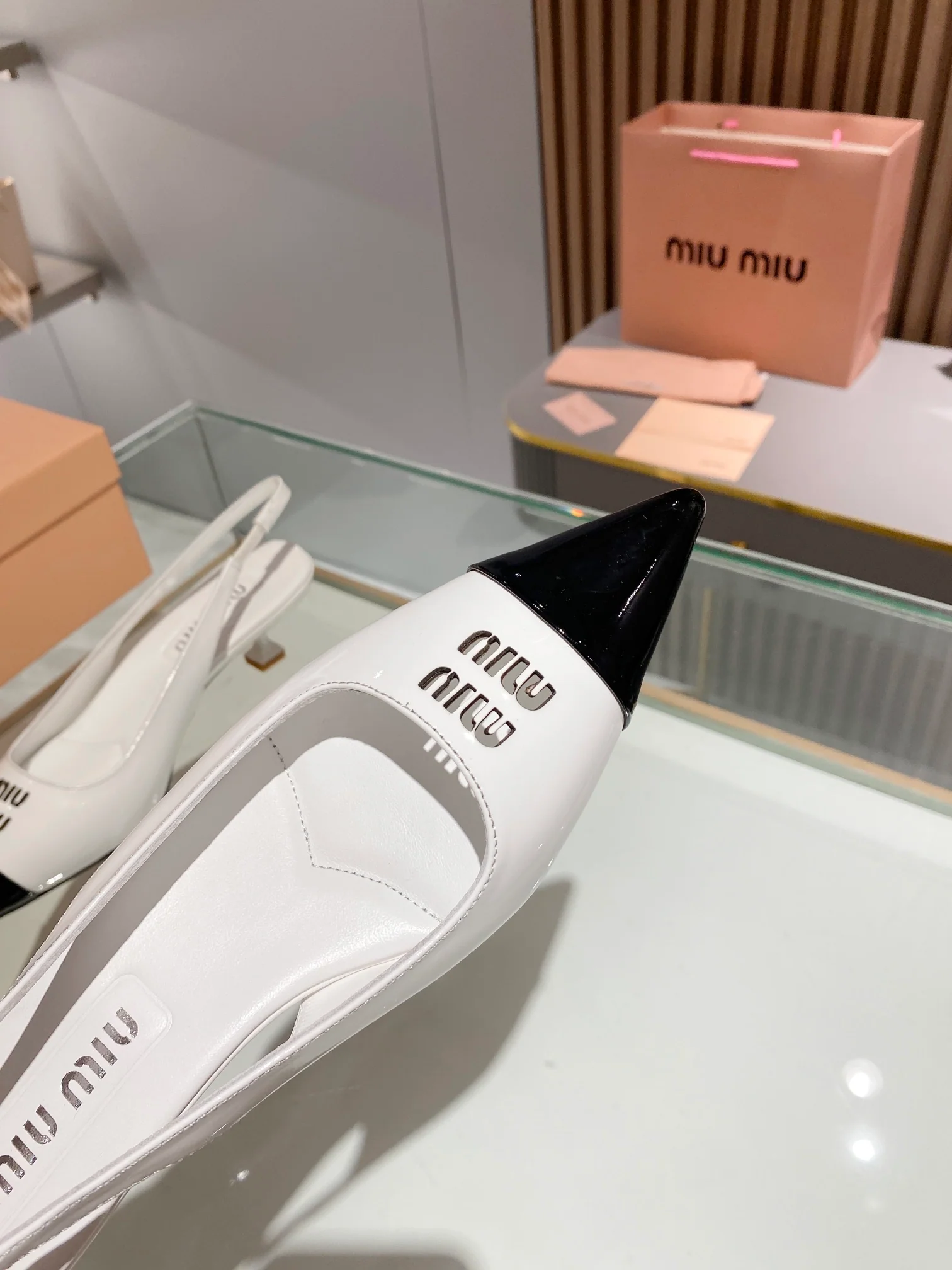 Новинка сезона весна/лето 2023 от Miu Miu - сандалии на низком каблуке с открытой пяткой