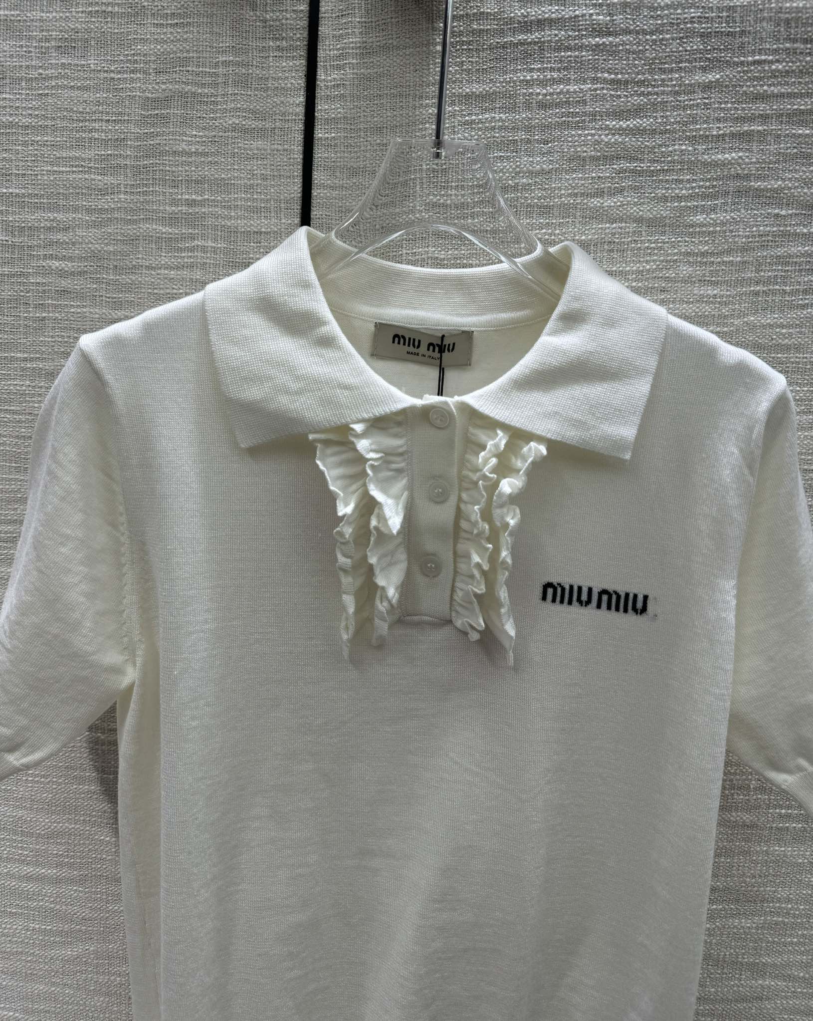 Miu Miu-2404 - Трикотажная футболка с коротким рукавом и воротником-поло с оборками, белая