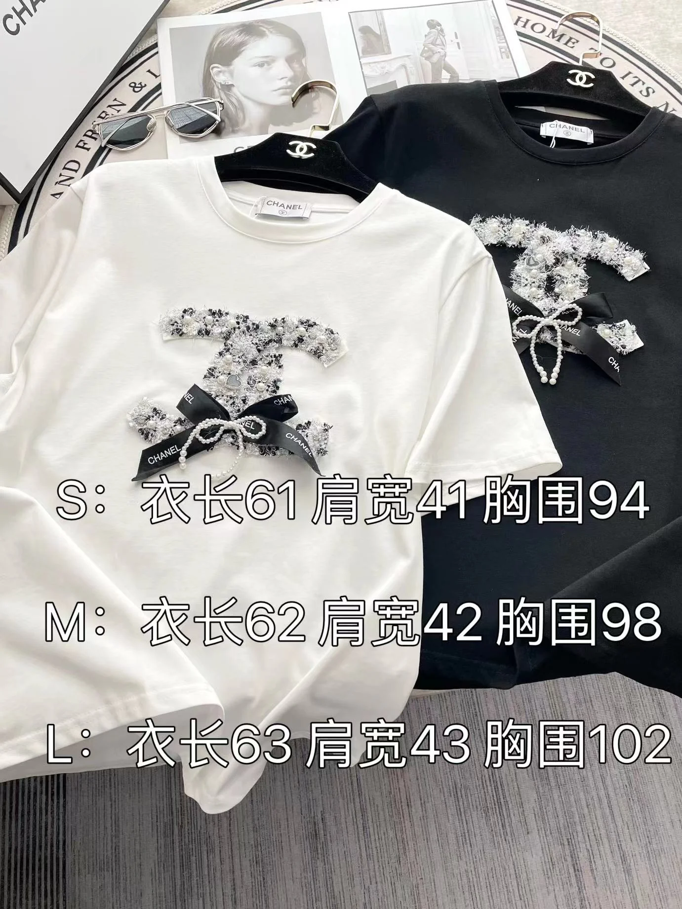 Футболка Chanel 2403 с коротким рукавом, украшенная объемными 3D-эффектами - Черная