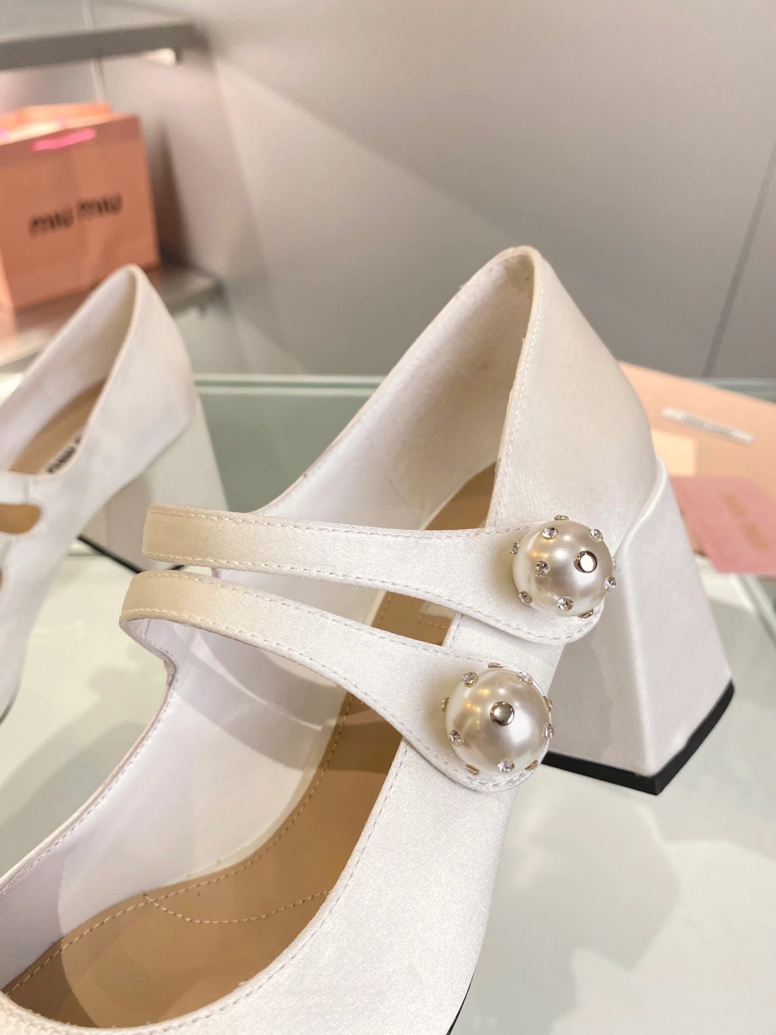 Новинка осенне-зимней коллекции Miu Miu 2023 — туфли Мэри Джейн на высоком каблуке с блестками и стразами (7 см) — белые.