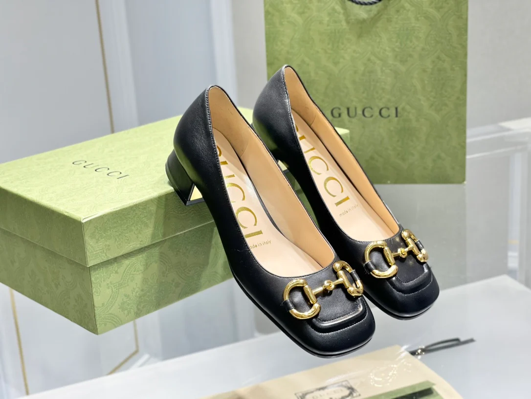 Весенняя коллекция Gucci 2021 — Босоножки на массивном каблуке с пряжкой в ??виде конской уздечки — 2