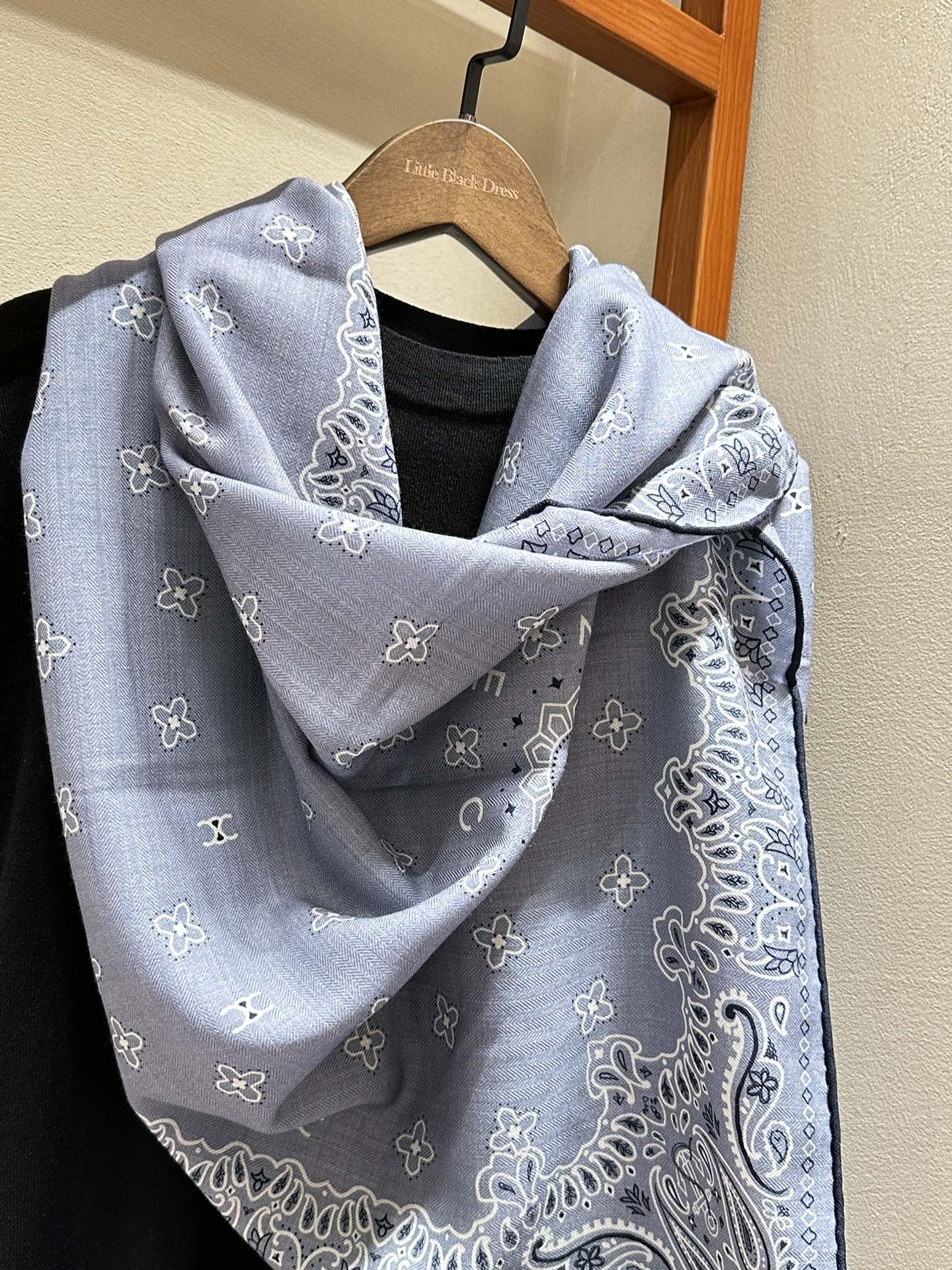 Тонкий шарф Chanel с цветочным узором, 2024 год, синий.