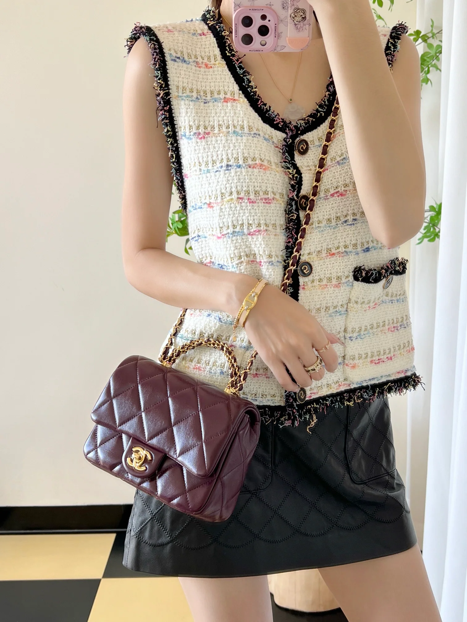 Маленькая бордовая сумочка Chanel с клапаном и привинчивающейся ручкой.