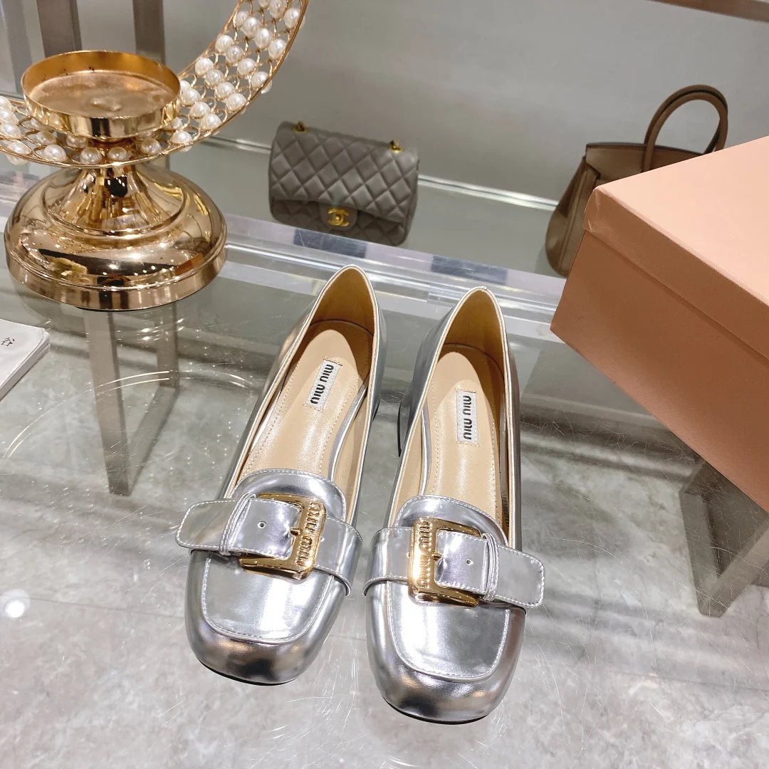 Новинка сезона осень/зима 2022 от Miu Miu - Туфли на низком каблуке с квадратным носком - Серебристые