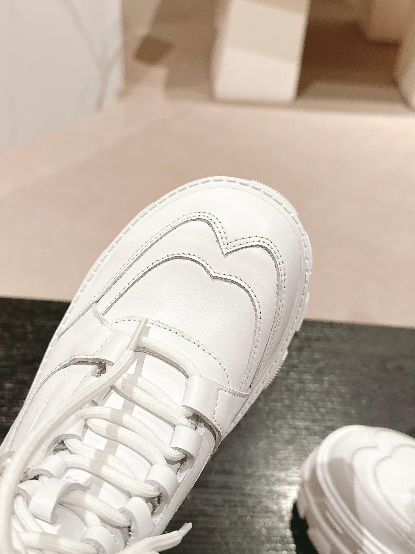 Высокие кеды на платформе Chanel 2024 года - белые.