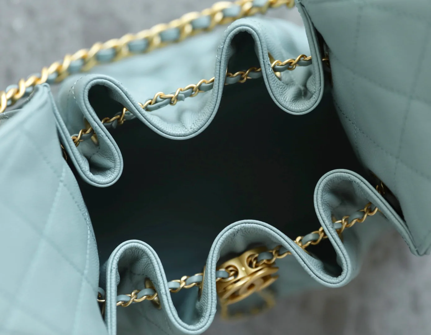 Маленькая сумка-шоппер Chanel — серо-голубая с золотой фурнитурой.