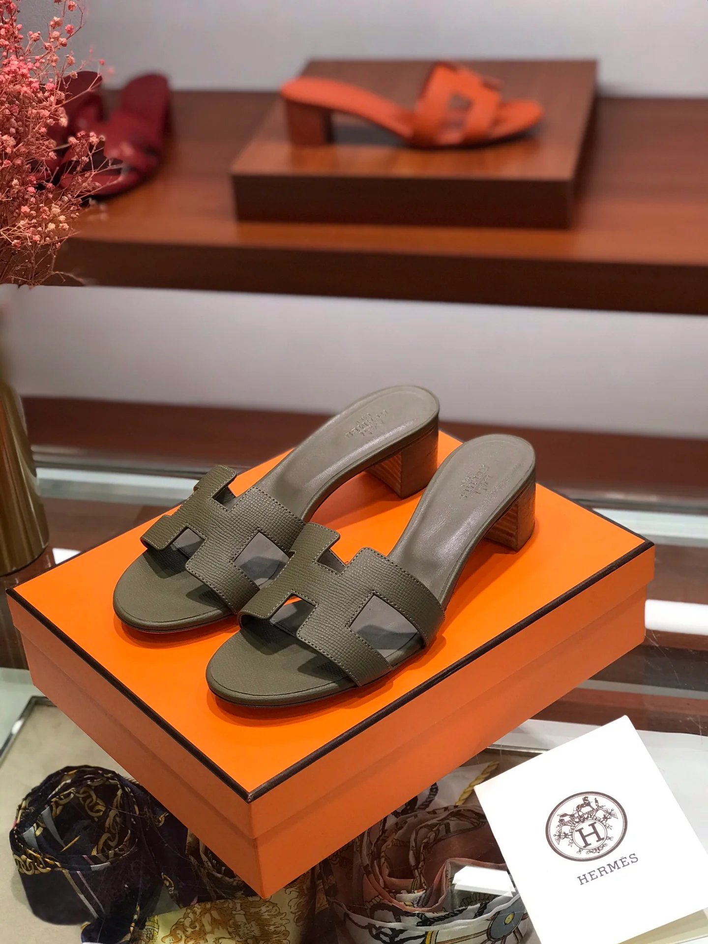 Тапочки Hermes-h на среднем каблуке