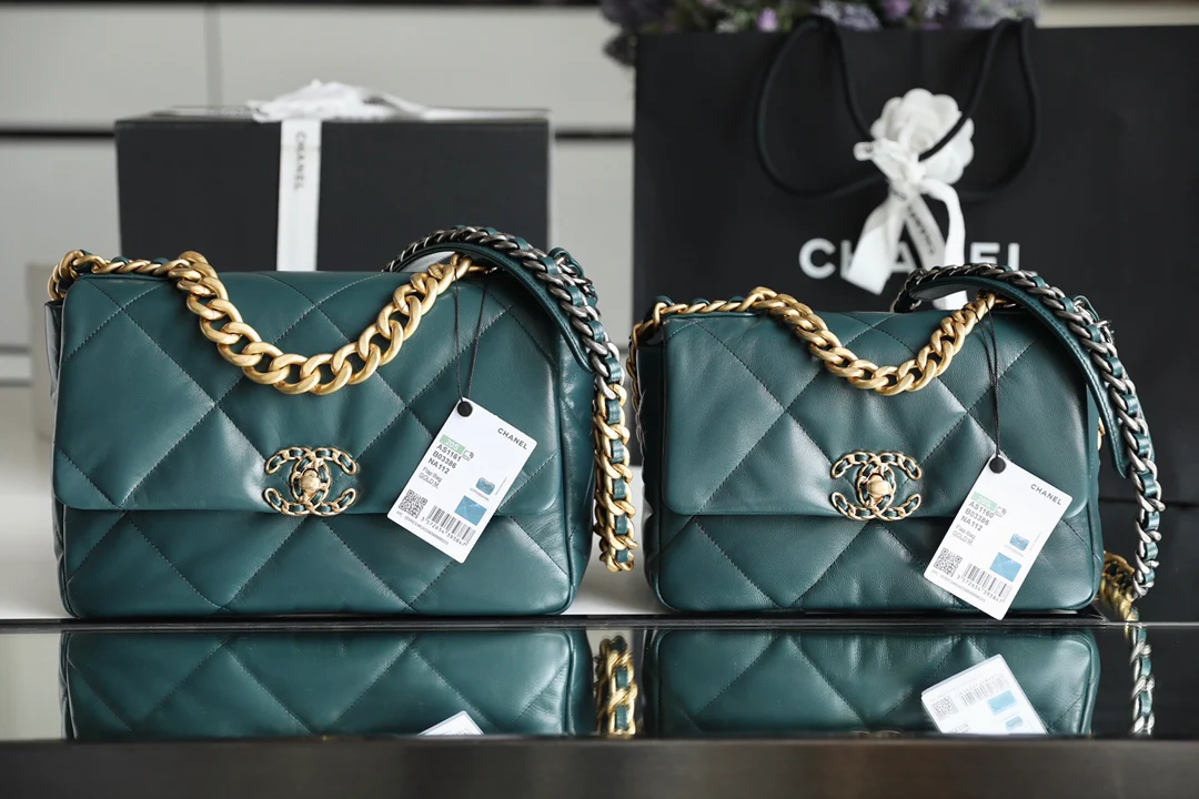 Сумка Chanel 19 — маленькая, темно-зеленая.