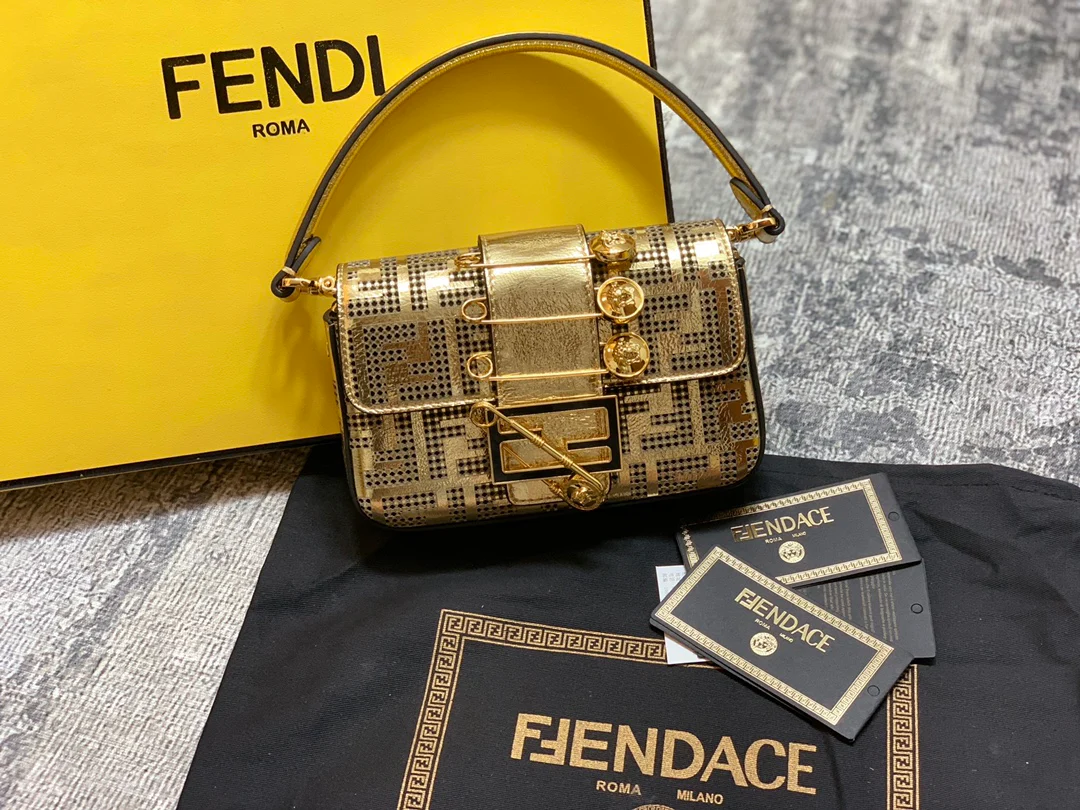 Маленькая сумка-багет от Fendi-andace-Collaboration