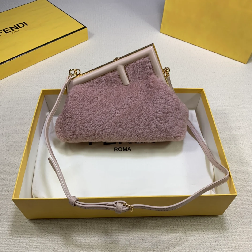 Fendi - первая маленькая шерстяная сумочка