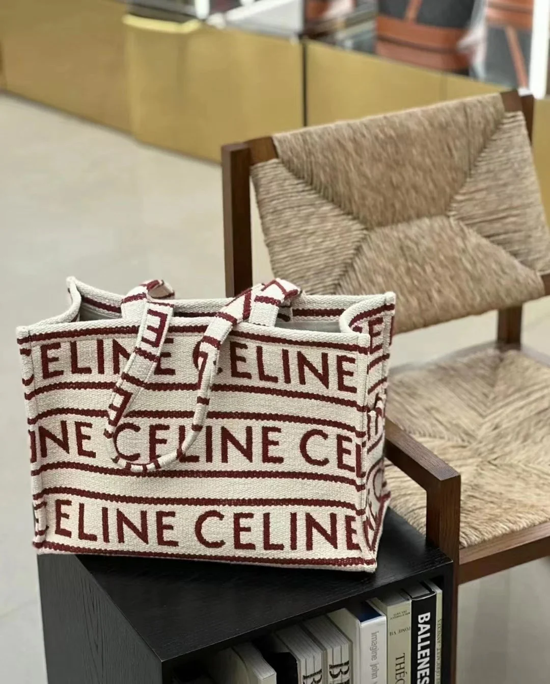 Сумка-шоппер Celine Cabas Thais с принтом - большая, бело-красная.