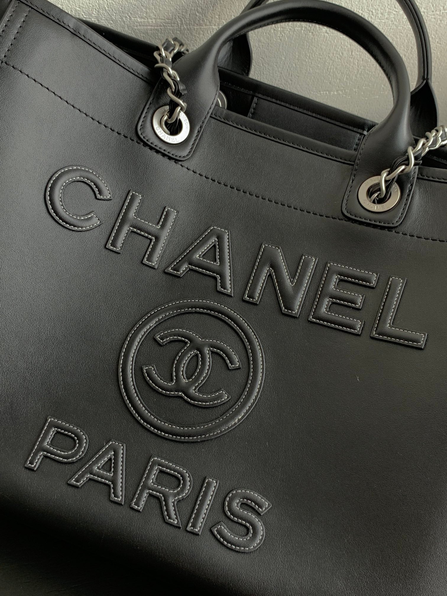 Пляжная сумка Chanel 24a из натуральной кожи, большая, черная.