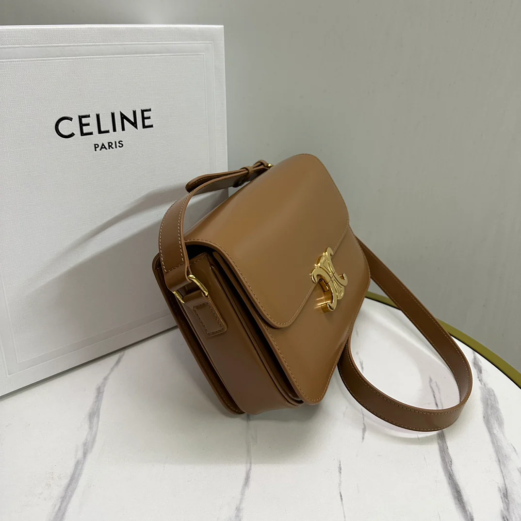 Сумка Celine Triomphe Classic из глянцевой телячьей кожи — коричневая.