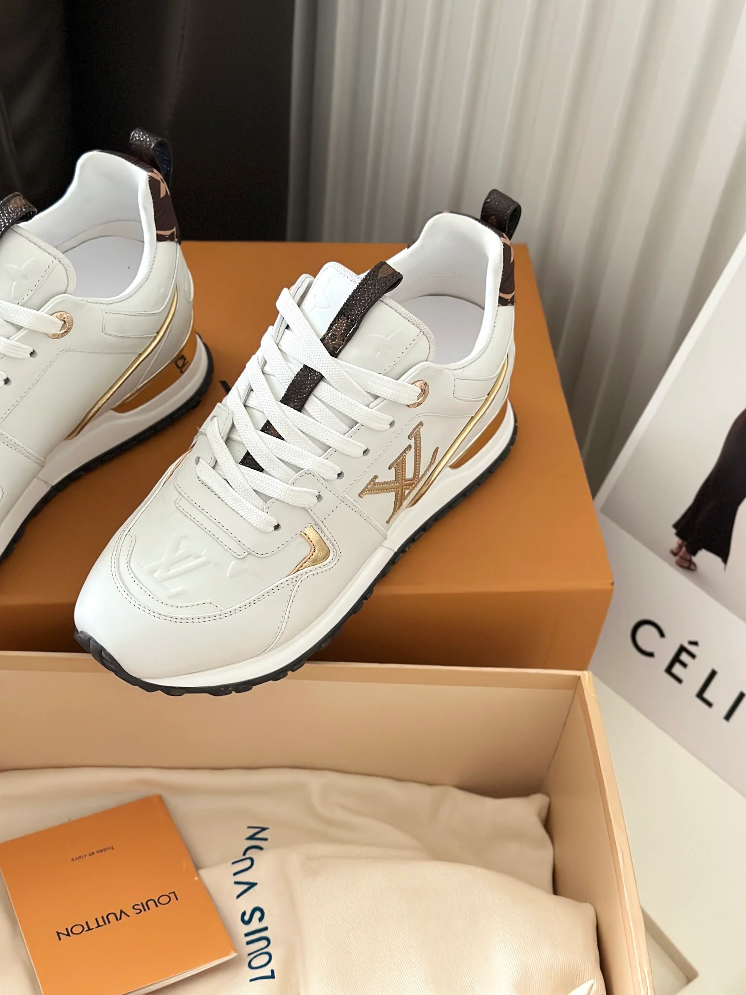 Кроссовки LV Runaway - переливающаяся кожа - белые