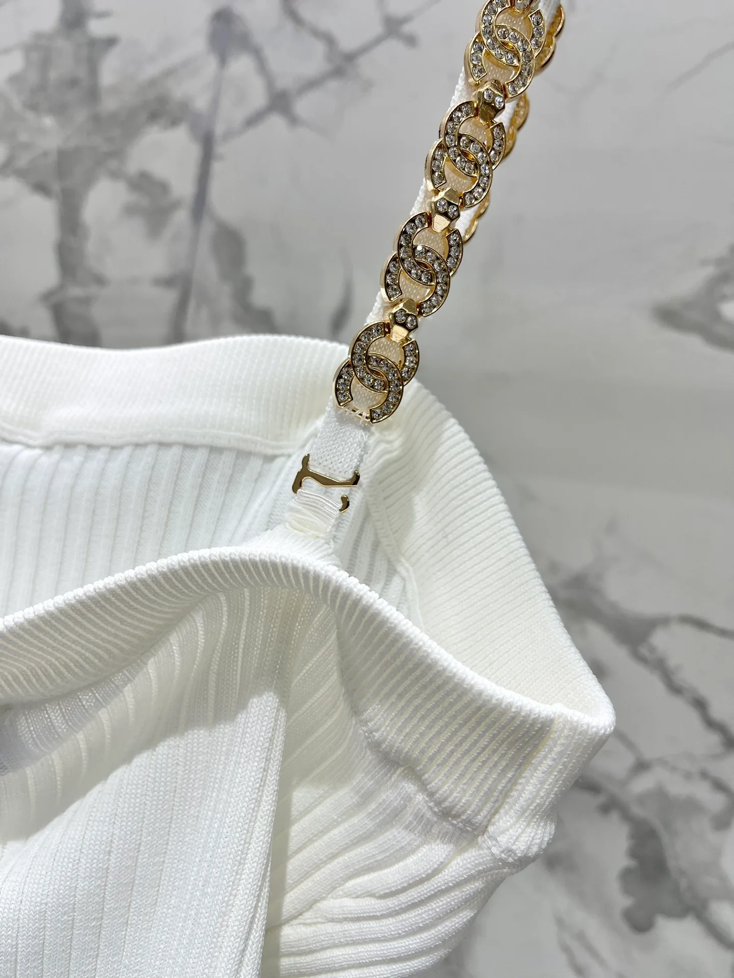 Chanel 2403-24 Летняя новинка: вязаная кофточка ручной работы с цепочкой, стильная и универсальная, белая.